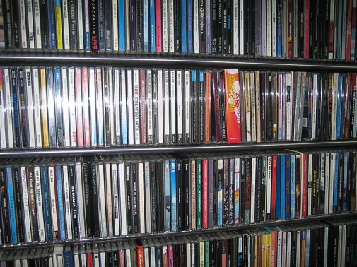 800px-A_large_collection_of_CDs_02-2005